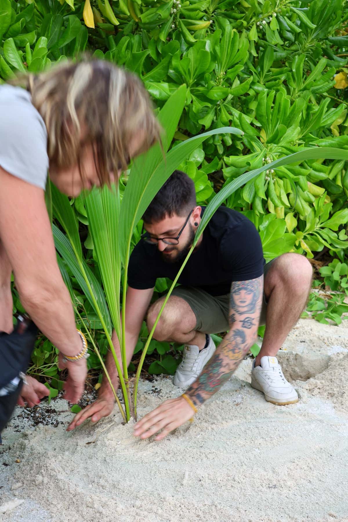 Un legame che cresce: il momento della piantumazione di una palma da cocco, completa di targa in legno incisa a mano con il nome dell'ospite
